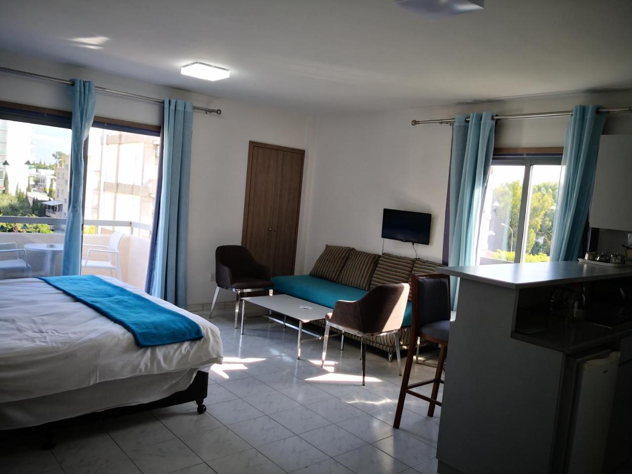 Lobelia Apartments Лимасол Екстериор снимка